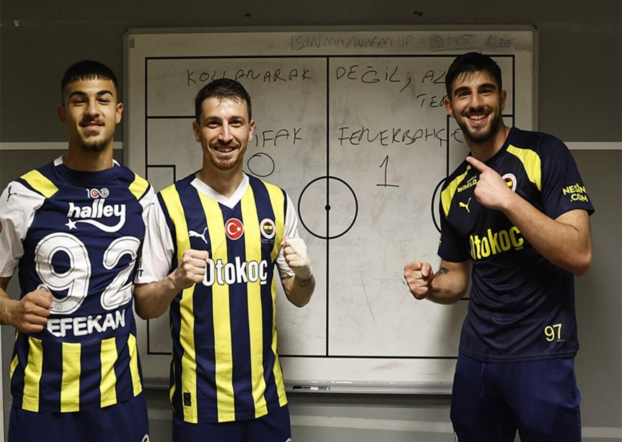 Fenerbahçe soyunma odasından paylaştı! Dikkat çeken kare: Kollanarak değil, alın teriyle!