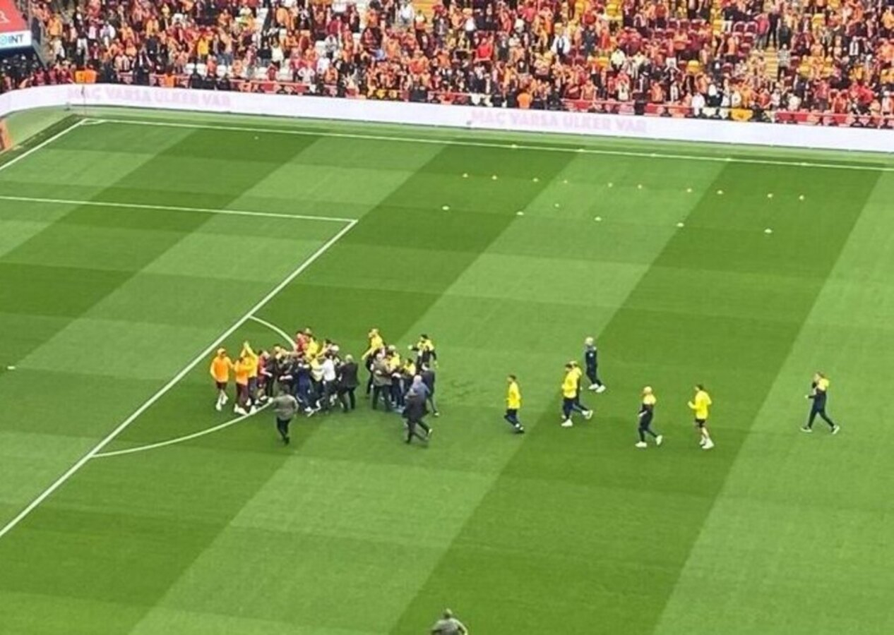 RAMS Park'ta ortalık karıştı: Fenerbahçeli futbolcular ile Galatasaraylı oyuncular birbirine girdi!