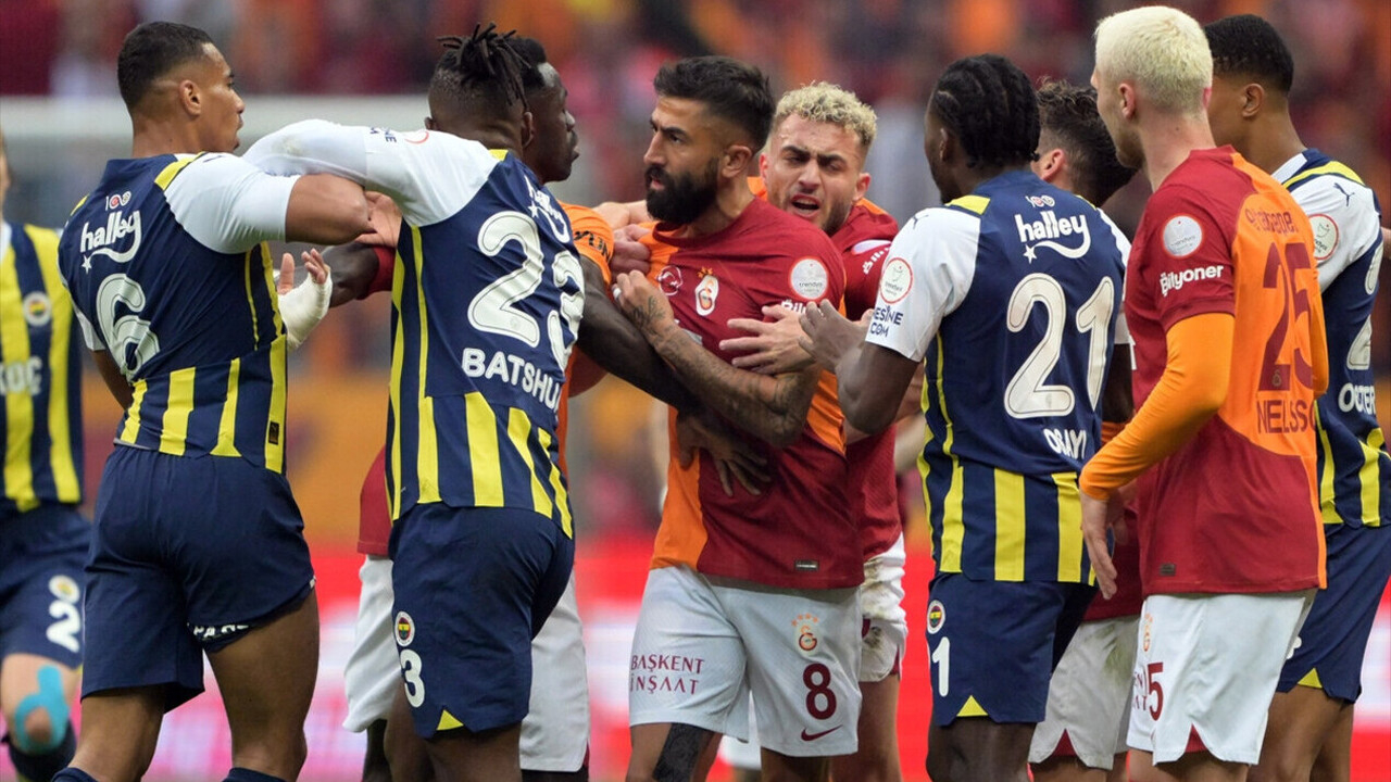Galatasaray - Fenerbahçe derbisinde tansiyon yükseldi! Kartlar havada uçuştu...