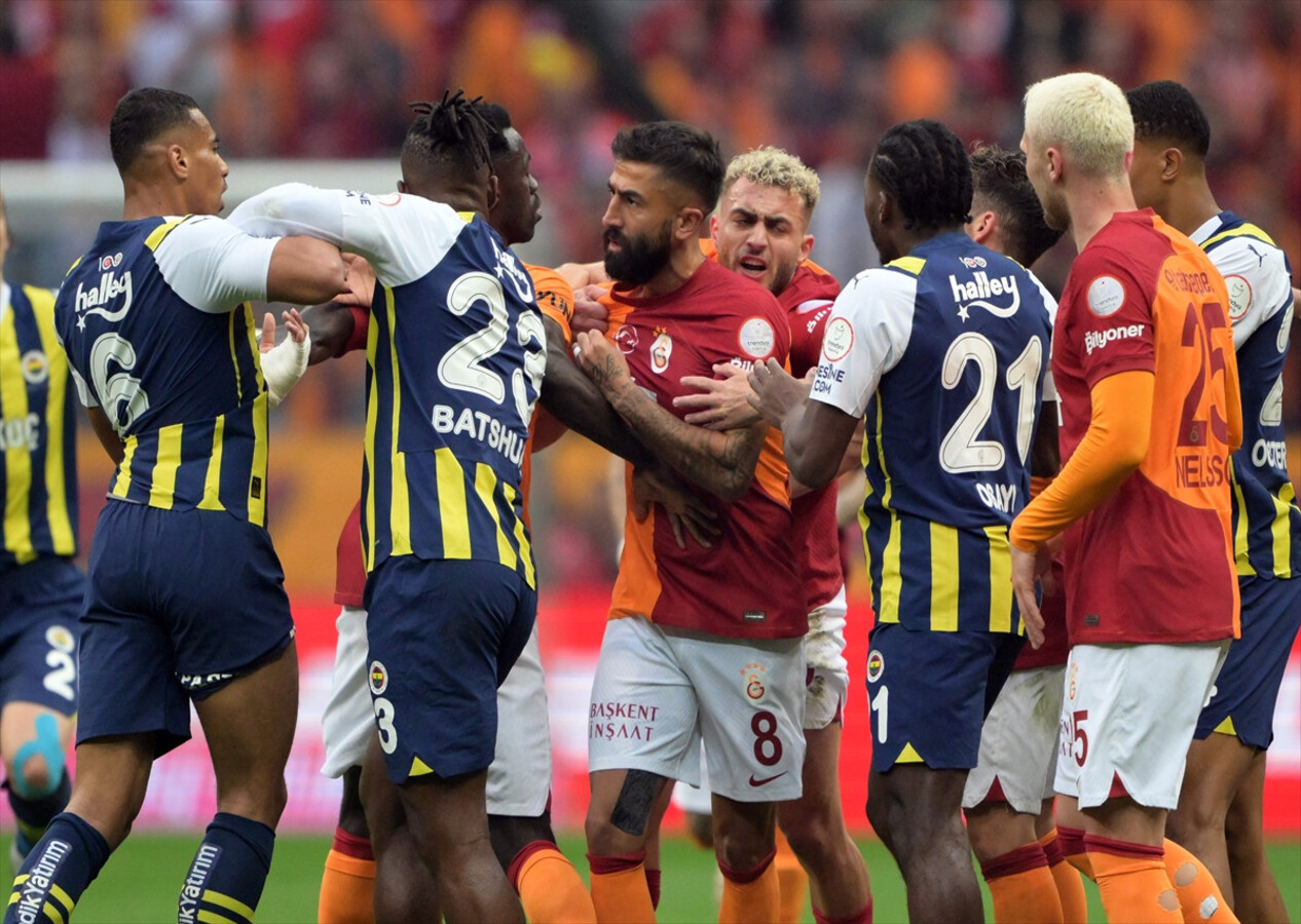 Galatasaray - Fenerbahçe derbisinde tansiyon yükseldi! Kartlar havada uçuştu...
