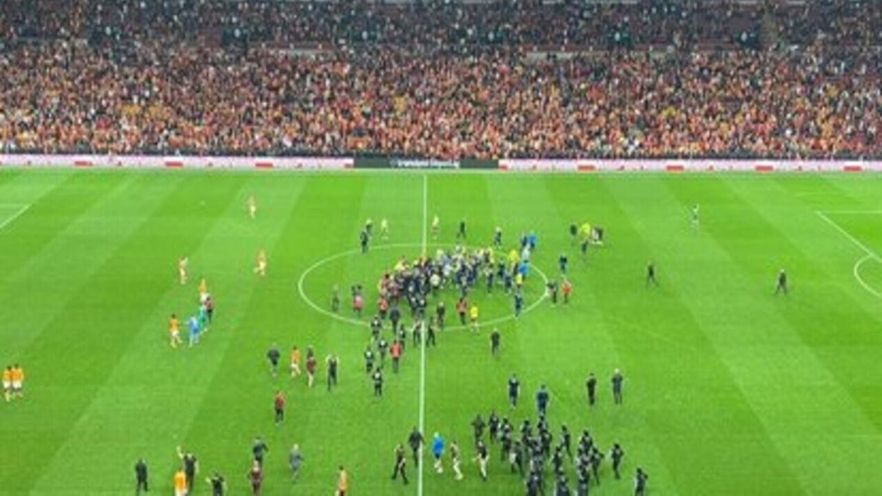 Derbide son düdük çaldı, saha bir anda karıştı!