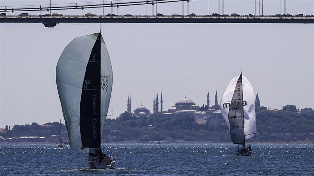 İstanbul Boğazı'nda gemi trafiği yat yarışları nedeniyle askıya alındı