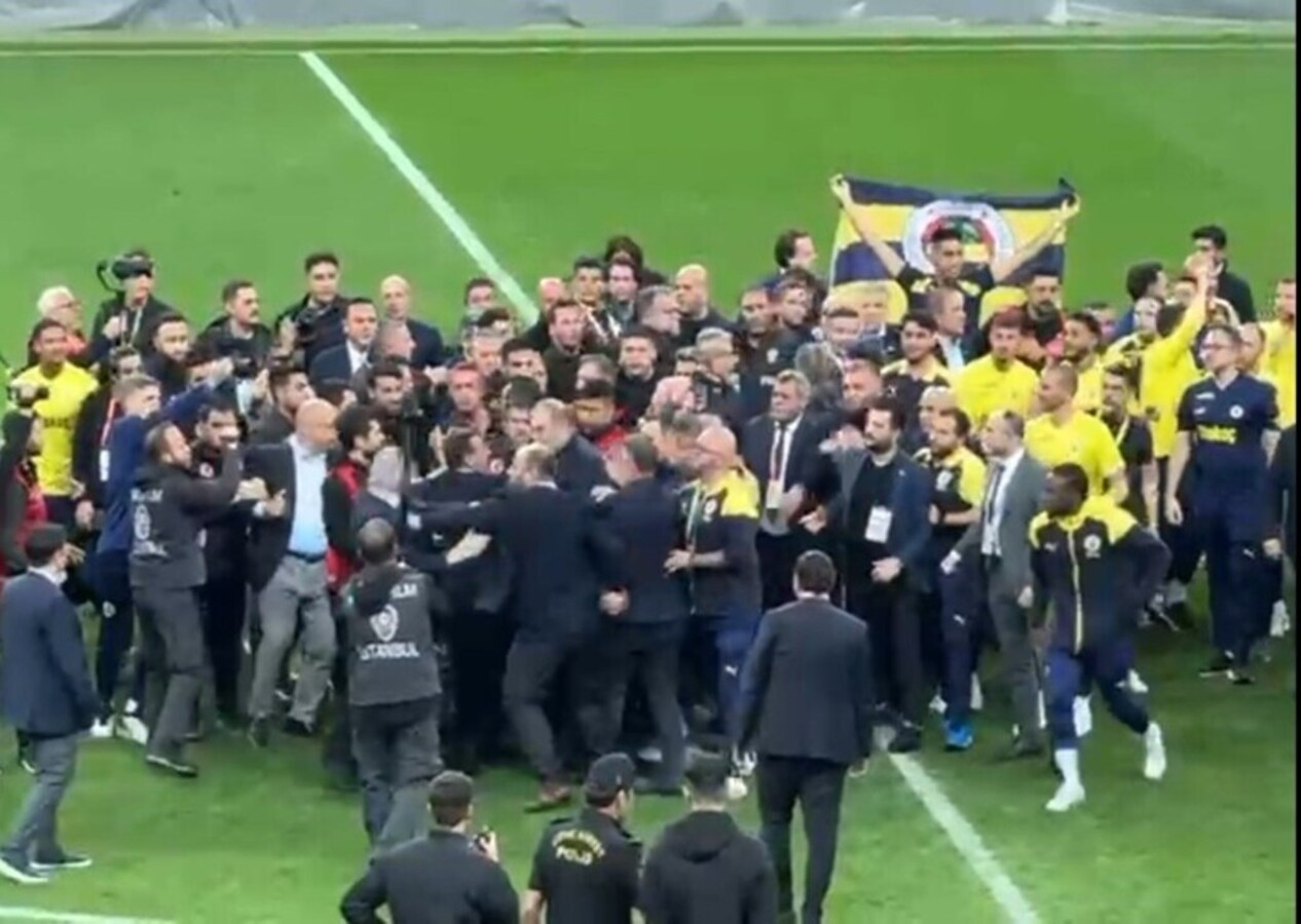Fenerbahçeli futbolcular RAMS Park'ta bayrak açtı, ortalık yine karıştı!
