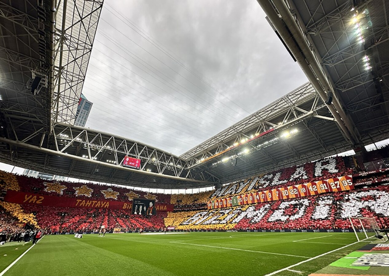 Galatasaray taraftarından Fenerbahçe derbisine özel koreografi!