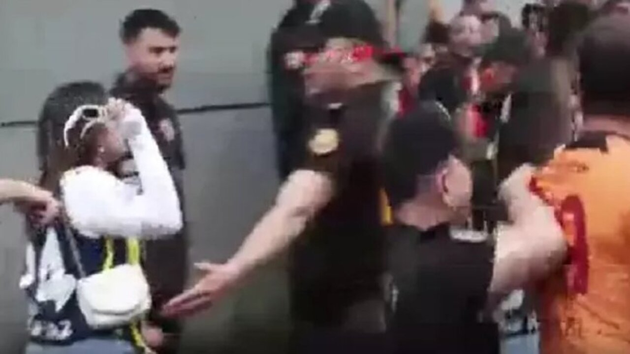 Galatarasay taraftarından Fenerbahçe formalı kadın taraftara tepki!