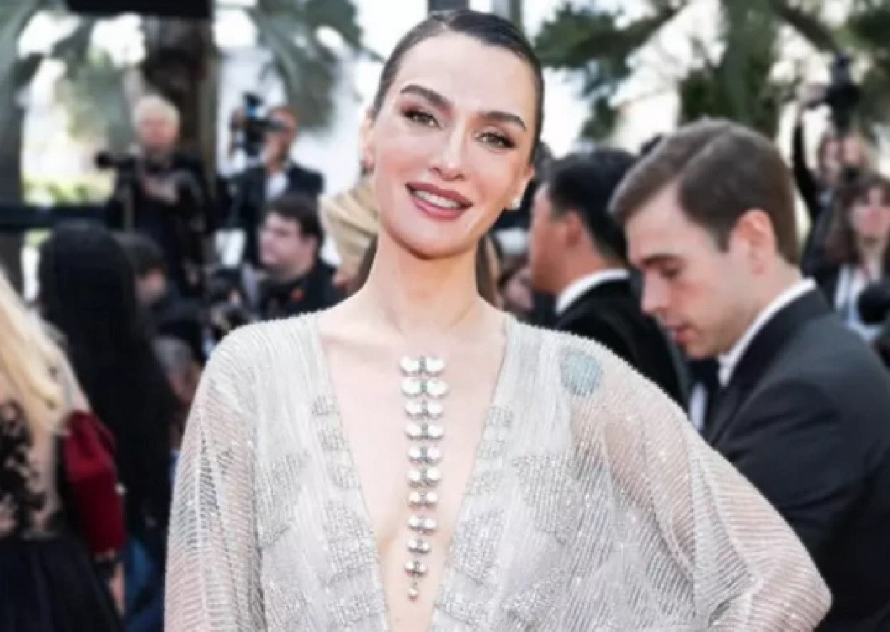 Birce Akalay, Cannes'da derin dekolteli elbisesi ve tarzı ile göz kamaştırdı!