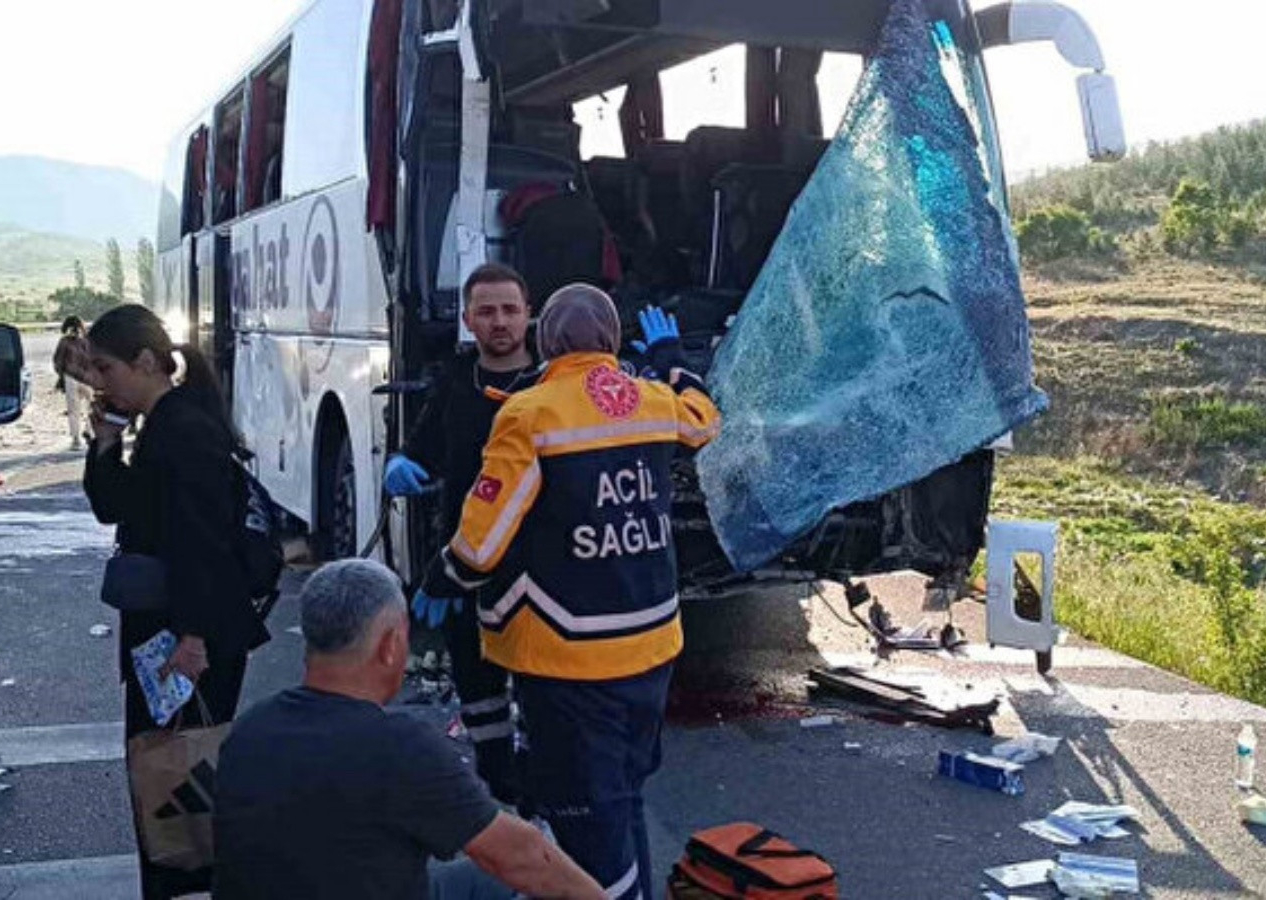 Afyonkarahisar'da korkunç kaza! Yolcu otobüsü kamyonetle çarpıştı: Çok sayıda yaralı var!