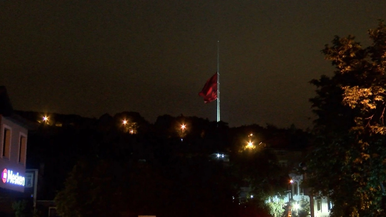 Milli yas nedeniyle bayraklar yarıya indirildi