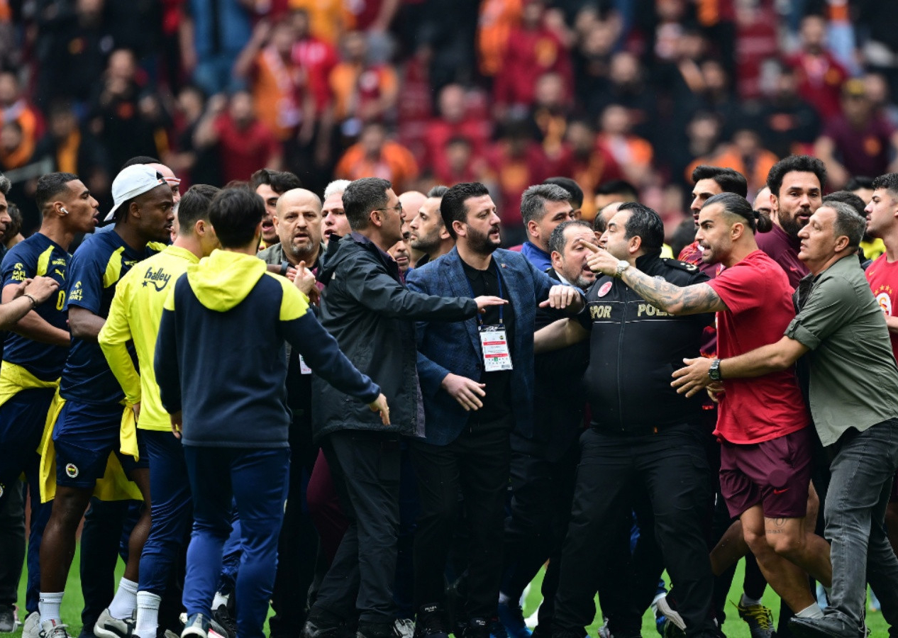 İstanbul Valiliği'nden olaylı derbi sonrası yaşananlarla ilgili açıklama! Adli işlem başlatıldı...