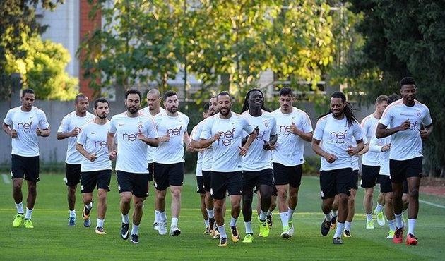 Galatasaray'da yeni transferler kadroda yok!