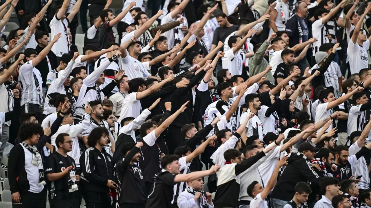 Beşiktaşlılardan, Trabzonsporluları çılgına döndüren 'Osayi-Samuel' tezahüratı!