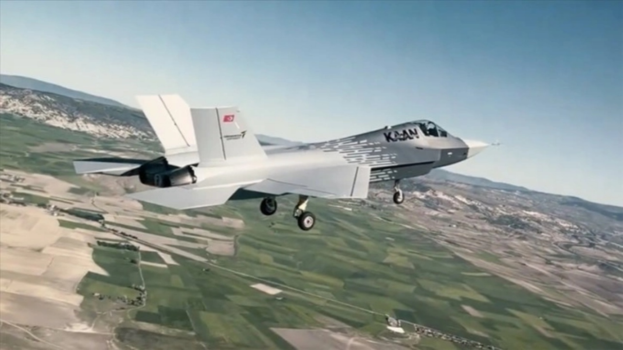 KAAN uçarken F-35 yere indi