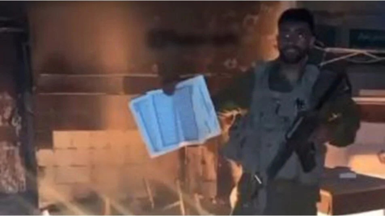 İsrail askerinden rezil hareket! Kur’an-ı Kerim’i ateşe attı