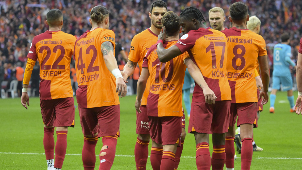 Galatasaray'ın Konyaspor maçı kadrosu açıklandı! Tüm takım şampiyonluk maçı için şehre götürüldü: Cezalı Hakim Ziyech de kafilede