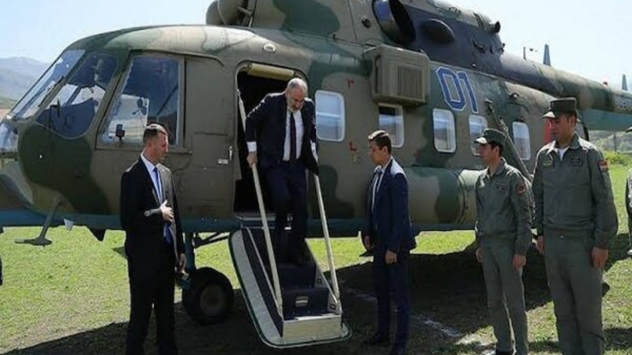 Ermenistan Başbakanı Paşinyan'ı taşıyan helikopter acil iniş yaptı