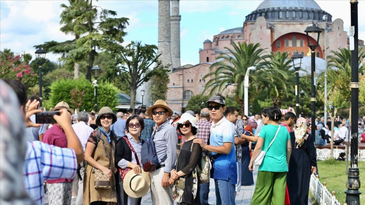 Nisanda 3,6 milyon turist Türkiye'ye geldi