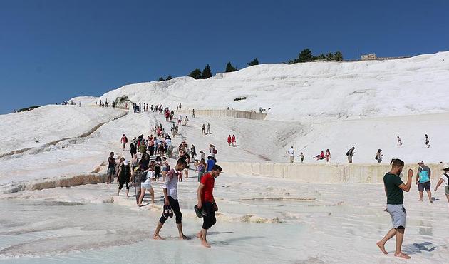 Pamukkale'de turist yoğunluğu!