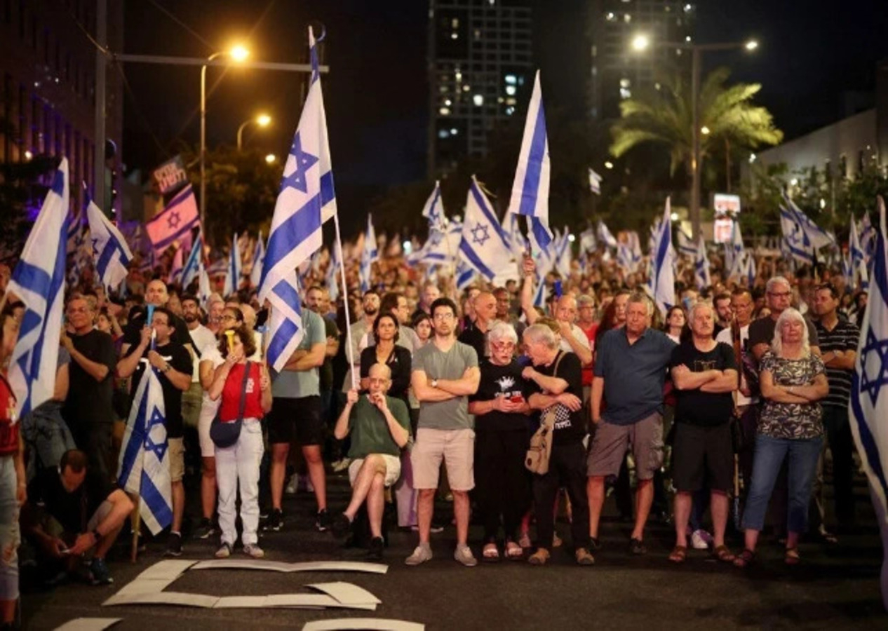 İsrailliler yine sokaklara indi! Katil Binyamin Netanyahu'nun evinin önünde öfke seli