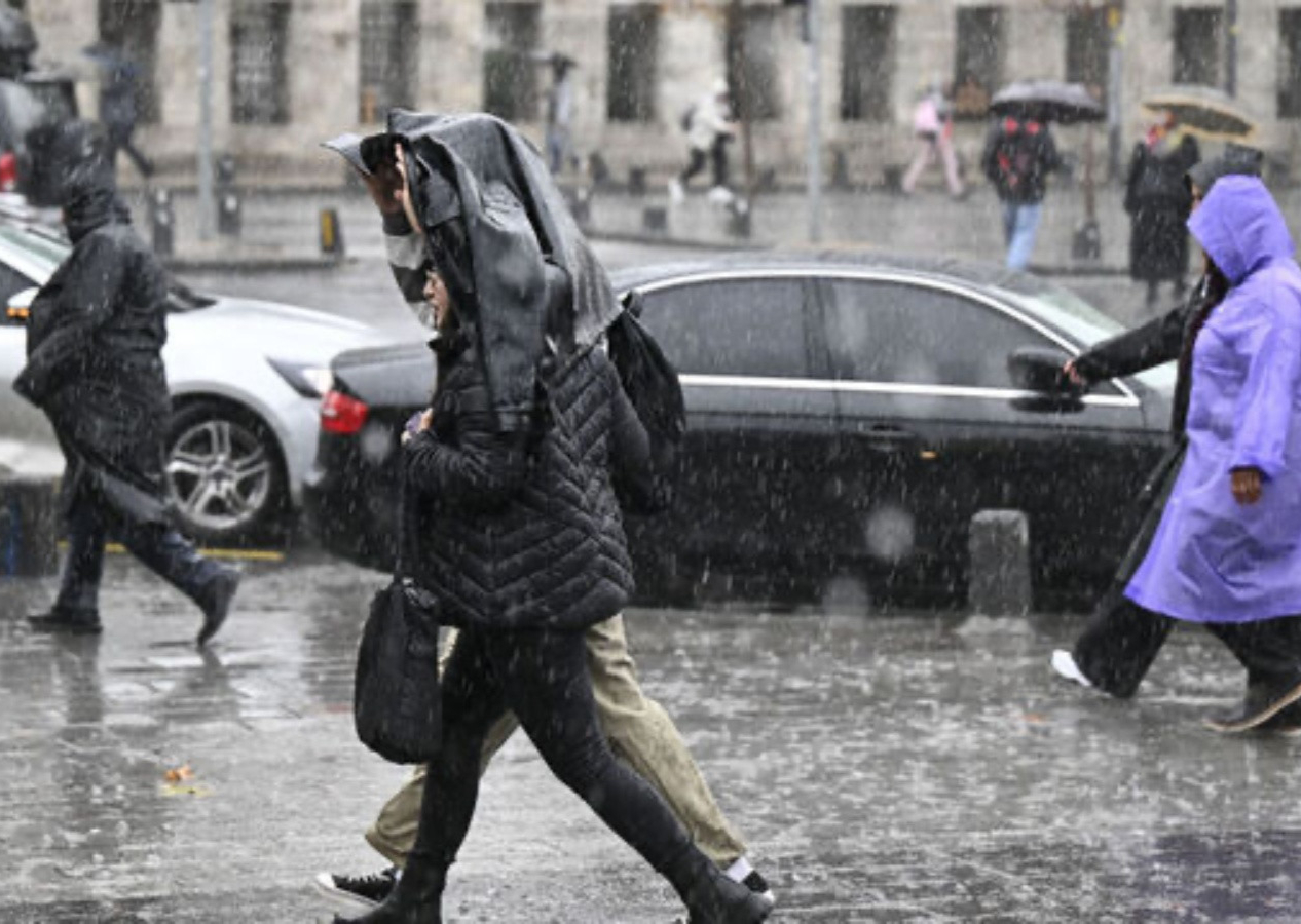 Meteoroloji'den kuvvetli sağanak uyarısı! Ani sel ve su baskınları yaşanabilir... Bu illerde yaşayanlar dikkat!