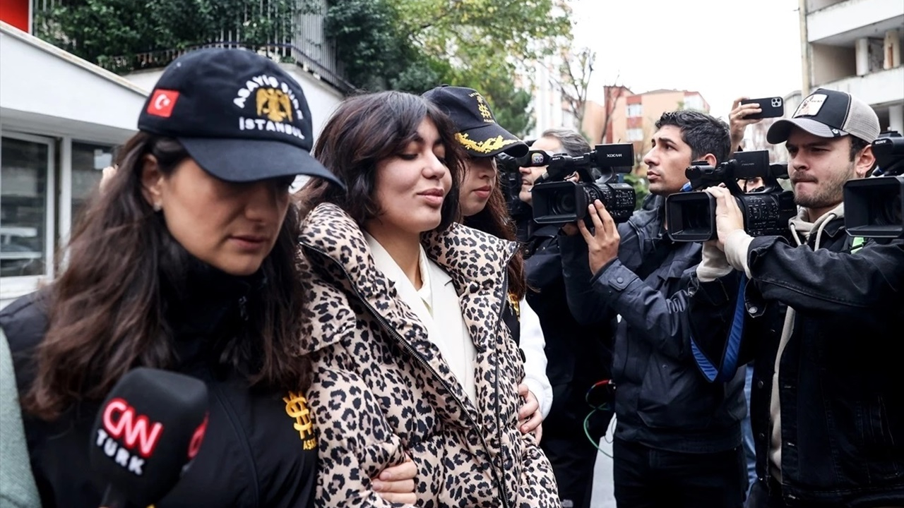 Kendisine zarar verdiği için hastaneye kaldırılan Bahar Candan cezaevine geri götürüldü