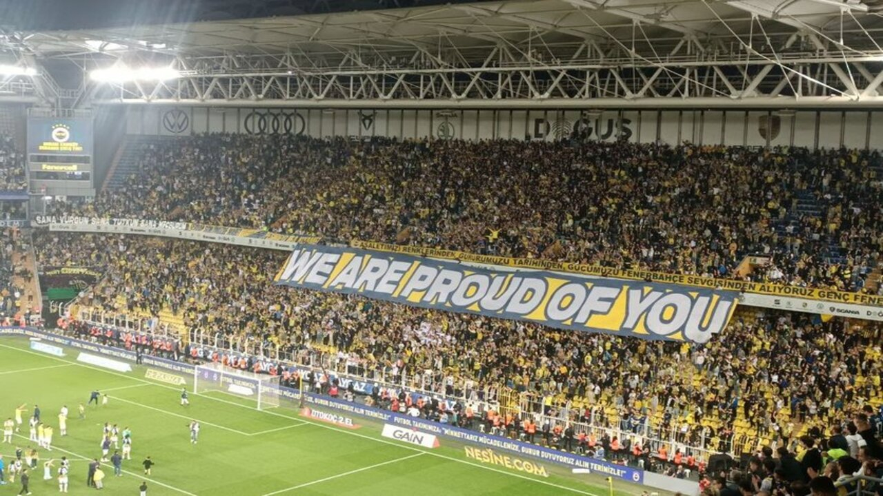 Fenerbahçe tribünlerinden hüzün dolu pankart!