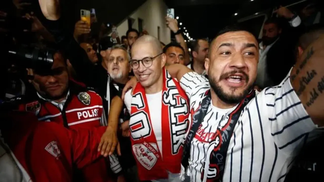 Süper Lig'in yeni teknik direktörü Alex de Souza, Türkiye'ye geldi