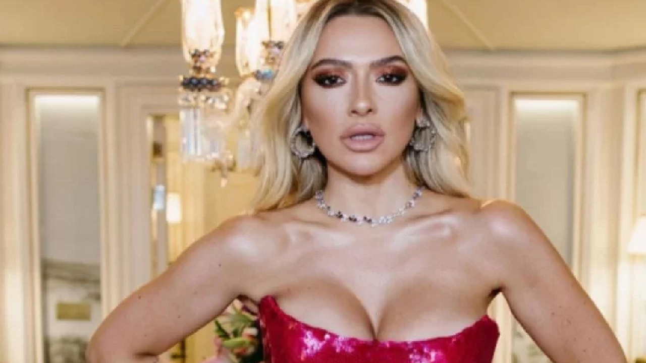 Hadise konser kostümü ile gündemde! 10. Yıl Marşı ruhuna yakışmadı...