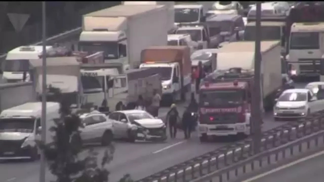 TEM Otoyolu'nda 10 araçlık zincirleme kaza! Yaralılar var...