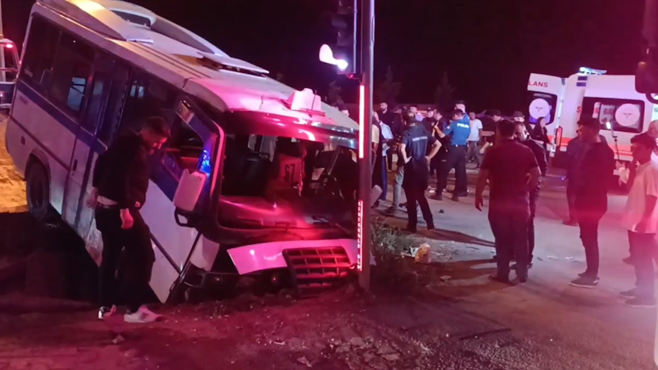 Kırıkkale'de feci kaza... Yolcu minibüsü ile otomobil çarpıştı: 22 yaralı