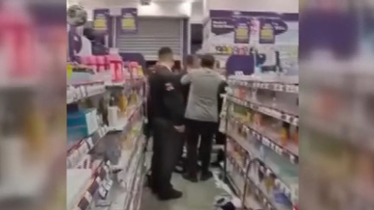 Kozmetik mağazasının indirim gününde kadınlar birbirine girdi! Saç saça baş başa kavga kamerada...