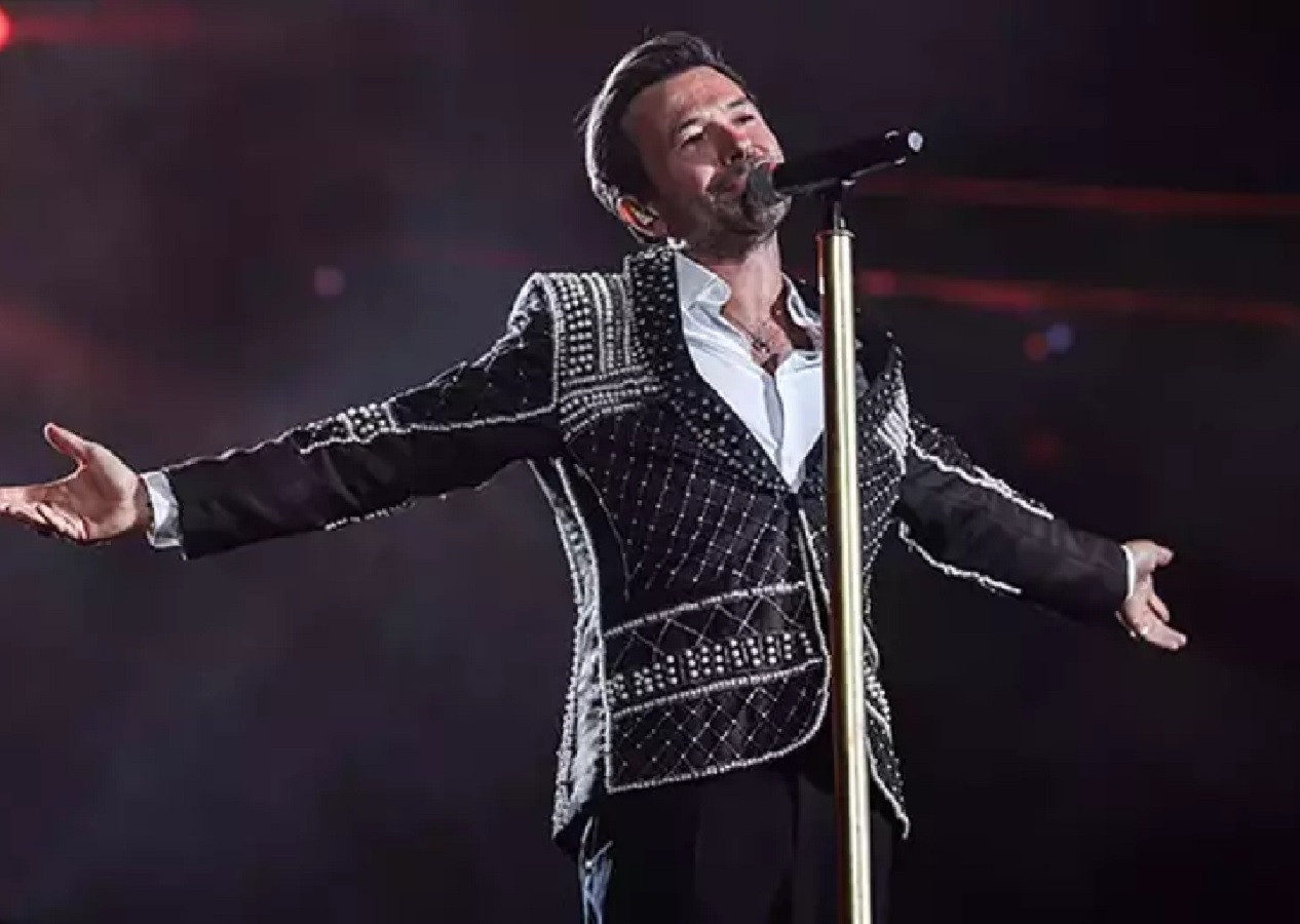 Ünlü şarkıcı Yalın 20. yıl dönümünü 40 bin kişilik konser ile kutladı!