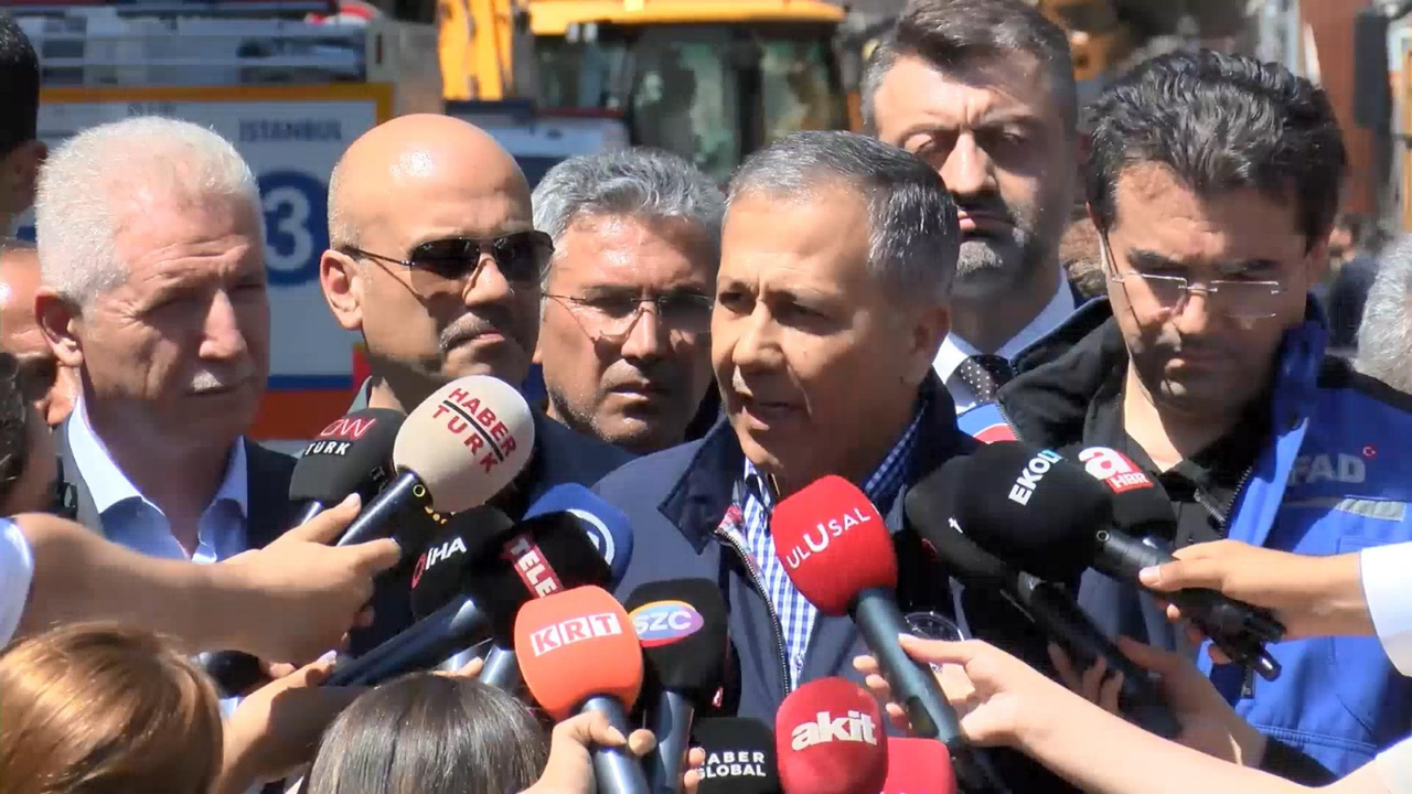 Bakan Yerlikaya'dan Küçükçekmece'de çöken binayla ilgili açıklama: Hem adli hem de idari soruşturma yapıyoruz