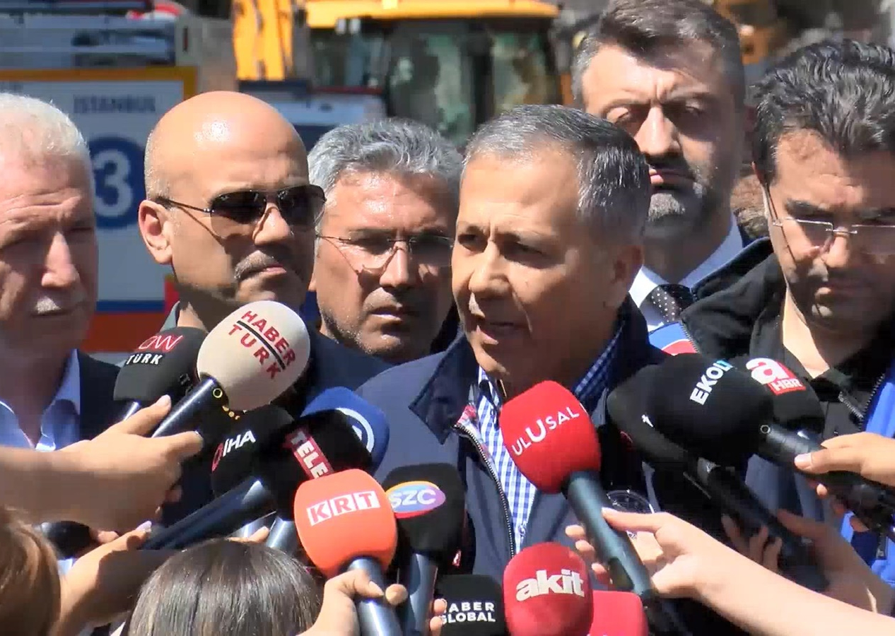 Bakan Yerlikaya'dan Küçükçekmece'de çöken binayla ilgili açıklama: Hem adli hem de idari soruşturma yapıyoruz