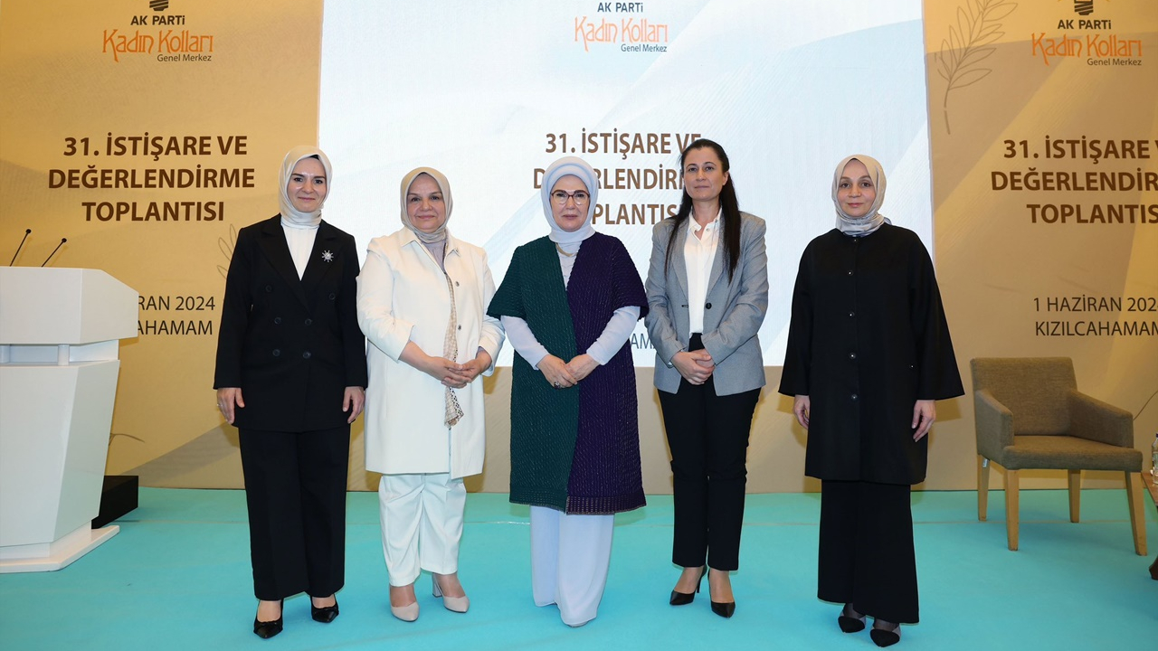 Emine Erdoğan, AK Parti'nin kadın MYK, MKYK üyeleri ve milletvekilleriyle bir arada! Güçlü aile, güçlü toplum mesajı