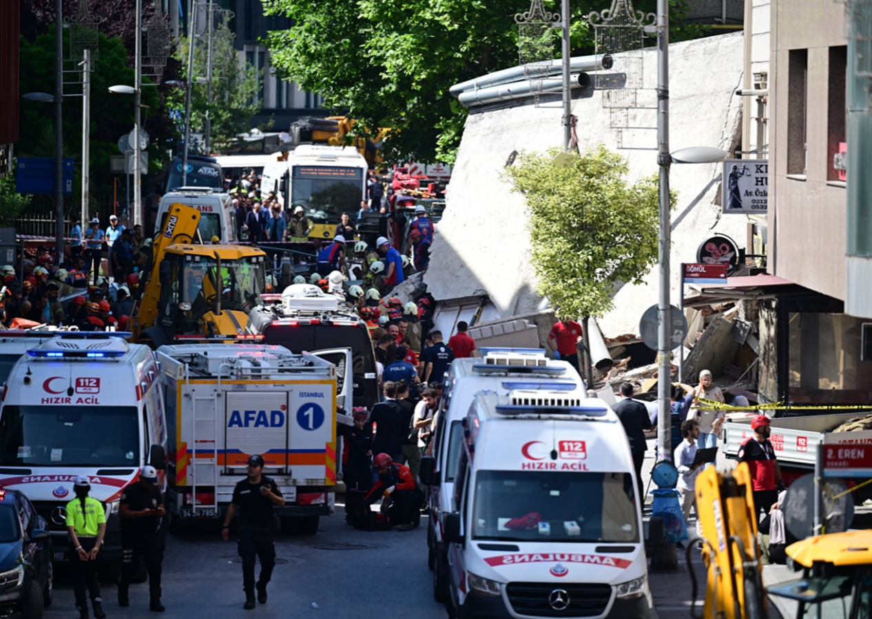 Küçükçekmece'de çöken binanın enkazı altında son kişi de yaralı olarak kurtarıldı!