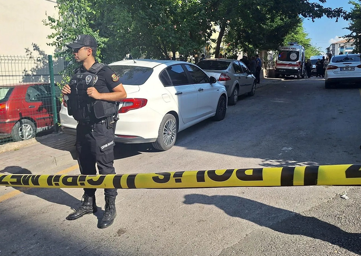 Ankara Sincan'da eşi ve aynı evde bulunan şahsı öldüren adam intihar etti...