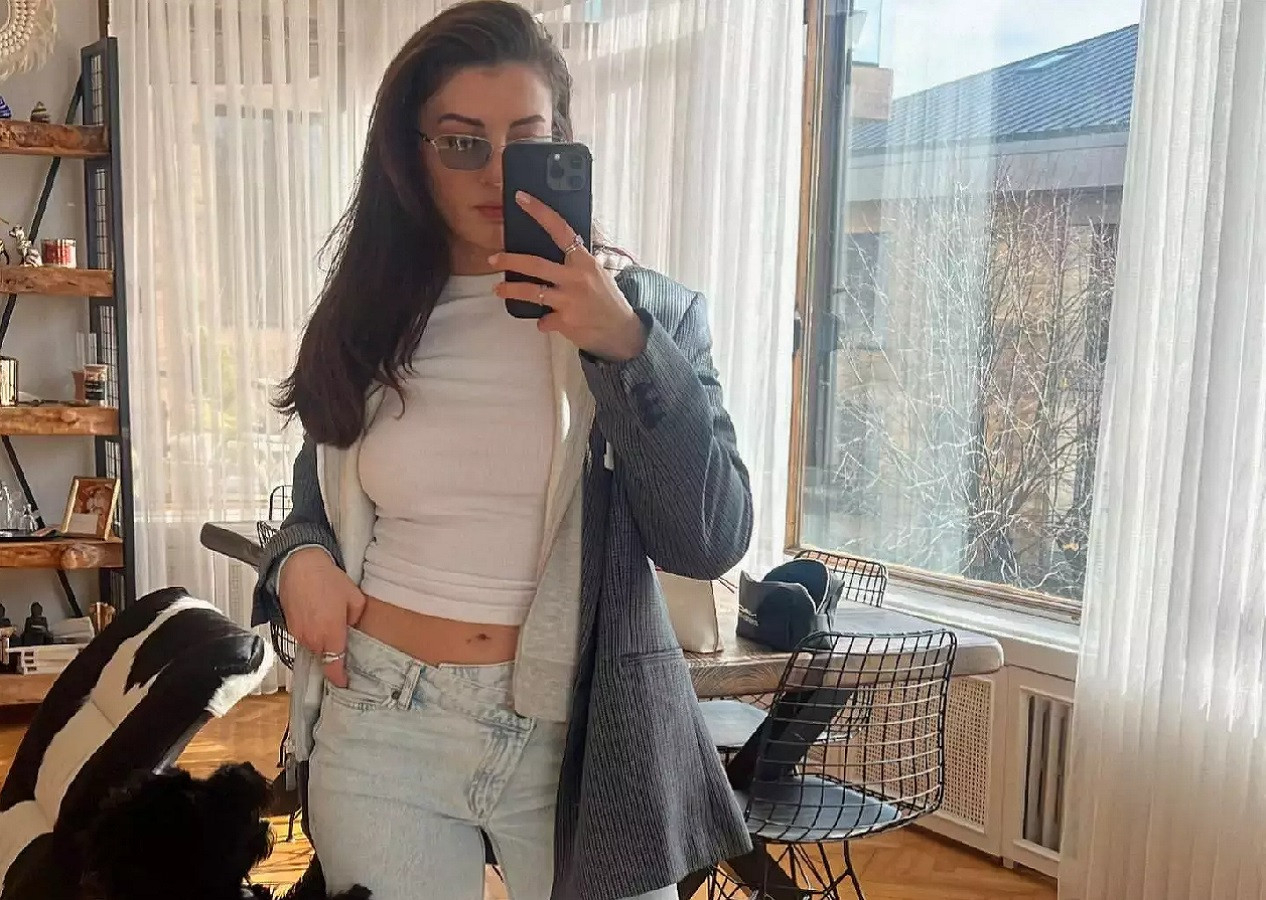 Ünlü oyuncu Burcu Özberk'ten ilk kareler geldi! Deniz sezonunu açan oyuncu siyah bikinisi ile hayran bıraktı...