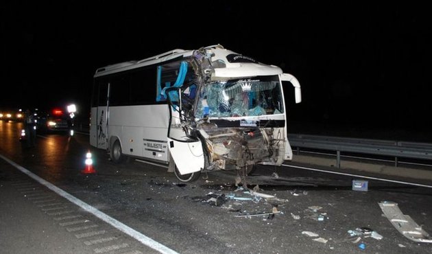 Manisa'da minibüs TIR'a arkadan çarptı: 16 yaralı