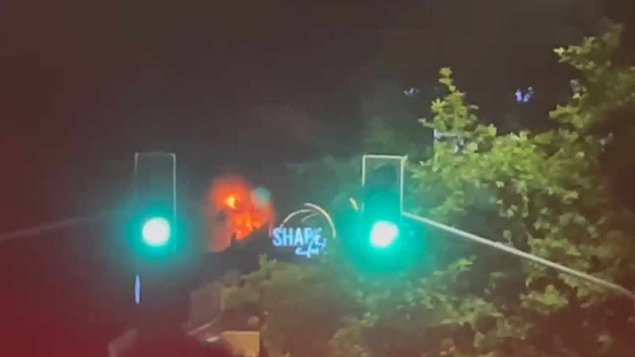 İstanbul'da otelde korkutan yangın! Çatıdaki alevleri vatandaşlar görüntüledi!