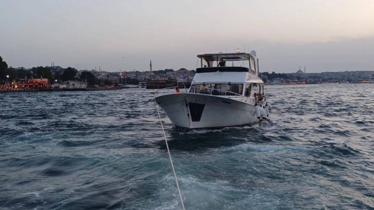 İstanbul Boğazı'nda korkutan olay! 12 kişilik tekne sürüklendi...