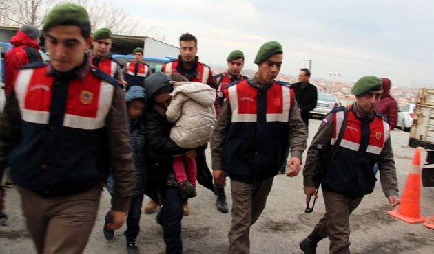 Suriyeli rolüyle kurtulacaklardı, evlilik cüzdanının düşürünce yakandılar...