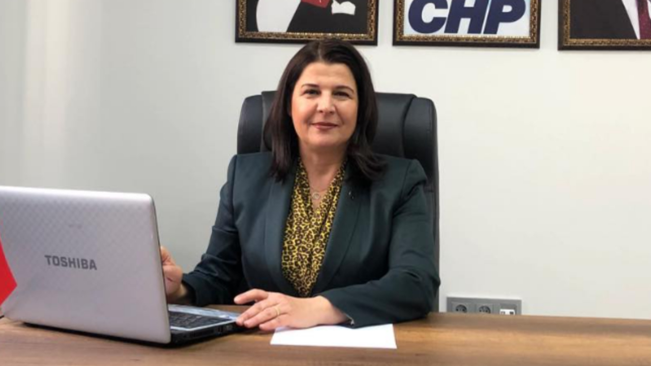 CHP'li Foça Belediyesi'ne haciz şoku! Başkanlık makamındaki masa ve koltuklar bile gitti...