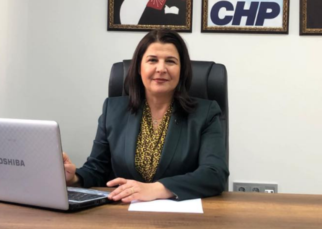 CHP'li Foça Belediyesi'ne haciz şoku! Başkanlık makamındaki masa ve koltuklar bile gitti...