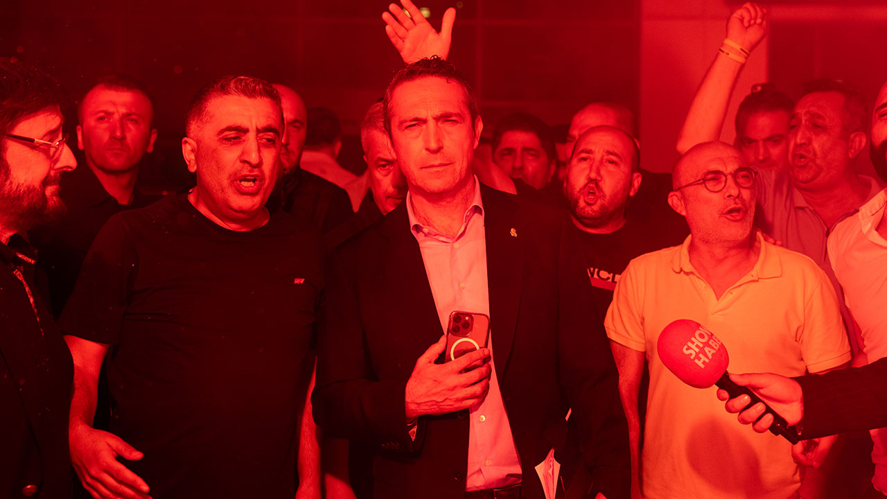 Genel Kurul öncesi Ali Koç meşalelerle karşılandı