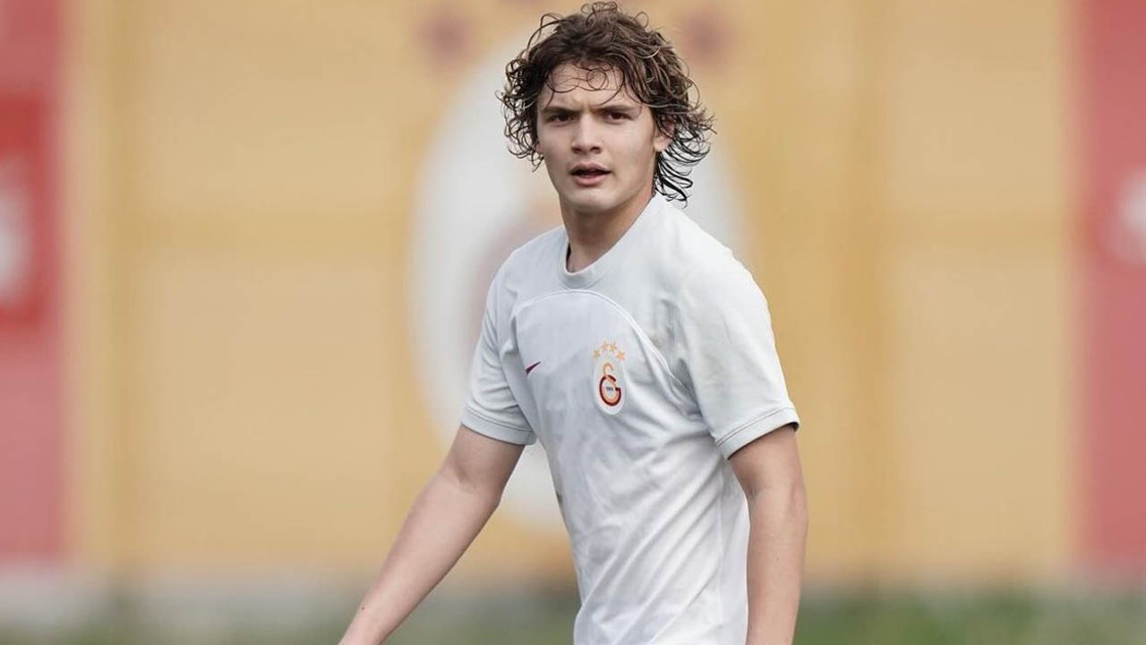 Galatasaraylıları havalara uçuracak haber geldi! Geleceğin yıldızı olarak görülen genç futbolcuya imza attırılıyor
