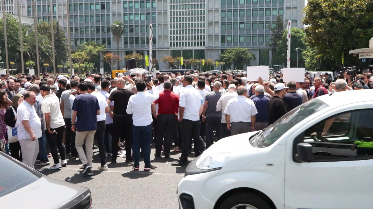 Özel halk otobüsü sahiplerinden İBB binası önünde ödeme protestosu