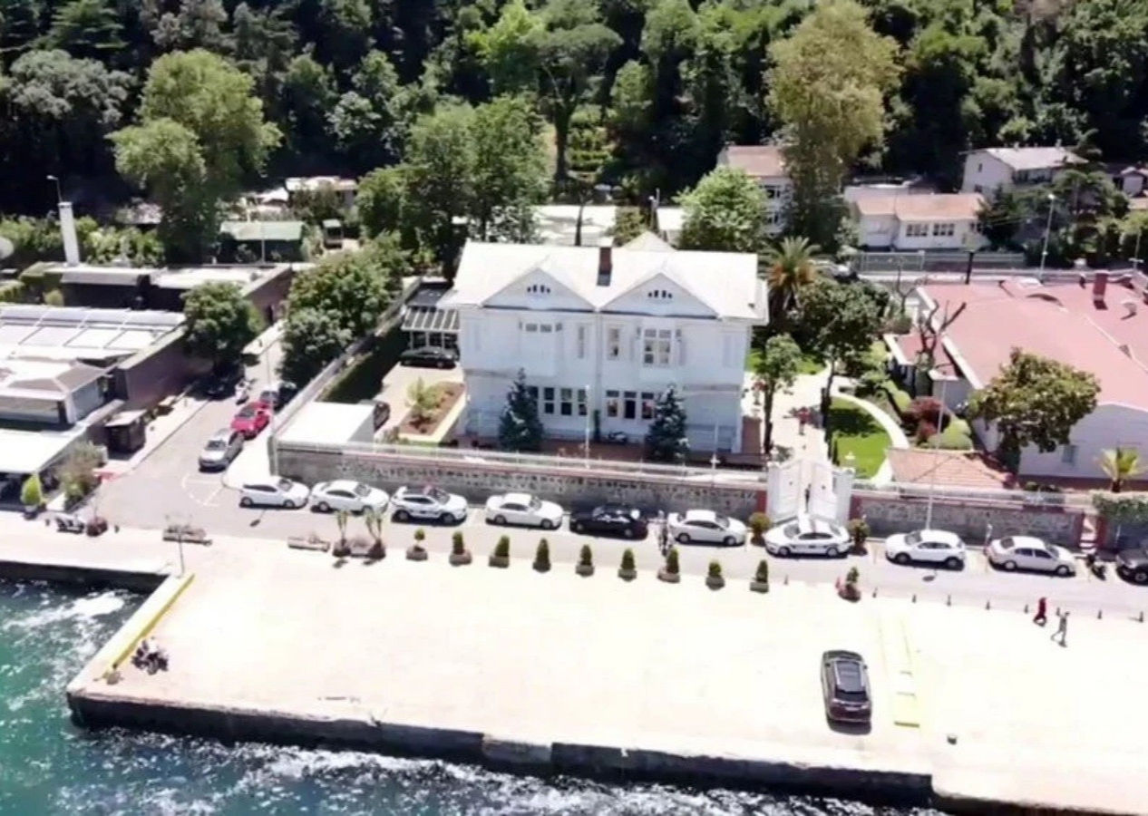 Boğaz'daki yalıda özel güvenlik vurgun yaptı! Kamyonetle gelip 130 milyon liralık dövizi çaldılar...