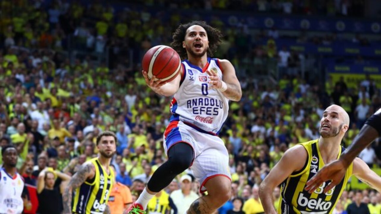 Anadolu Efes pes etmedi, seriyi 2-1'e getirdi! Fenerbahçe Beko 81 - 82  Anadolu Efes | Maçın özeti