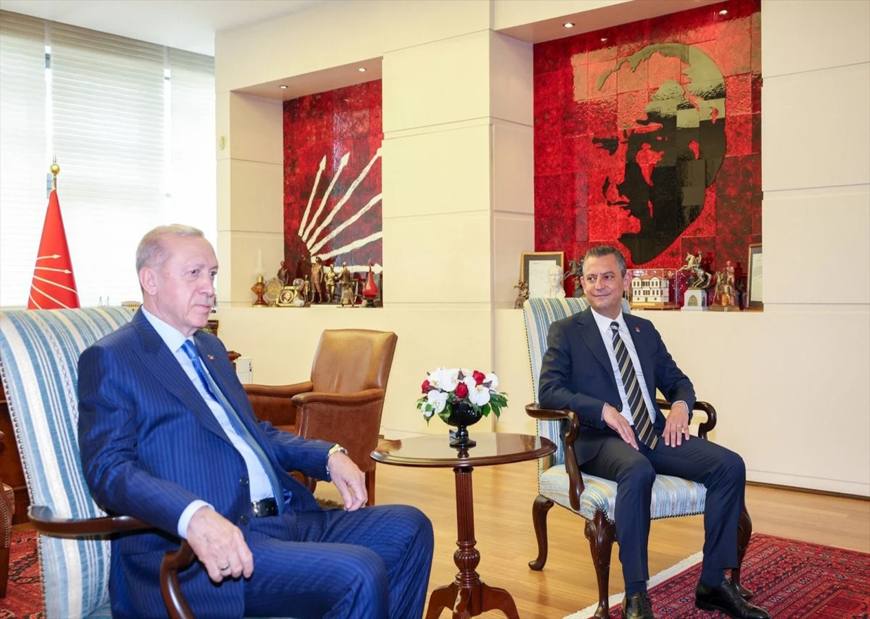 Cumhurbaşkanı Recep Tayyip Erdoğan, Özgür Özel'le görüştü: Tarihi zirvede dikkat çeken hediyeler!