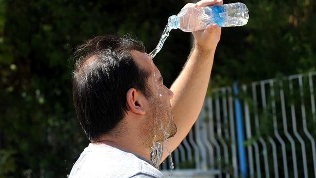 İzmir'de yaşayanlar ter dökecek: Sıcaklık 40 dereceyi aşıyor! Meteoroloji saat vererek uyardı: Dışarı çıkmayın